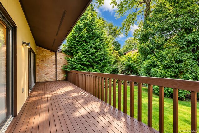 19 Woodcrest Drive, Roslyn, NY 11576