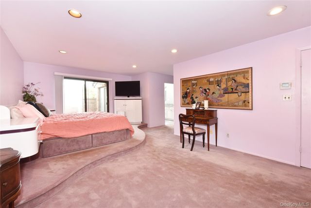 19 Woodcrest Drive, Roslyn, NY 11576