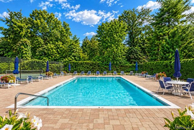 19 Woodcrest Drive, Roslyn, NY 11576