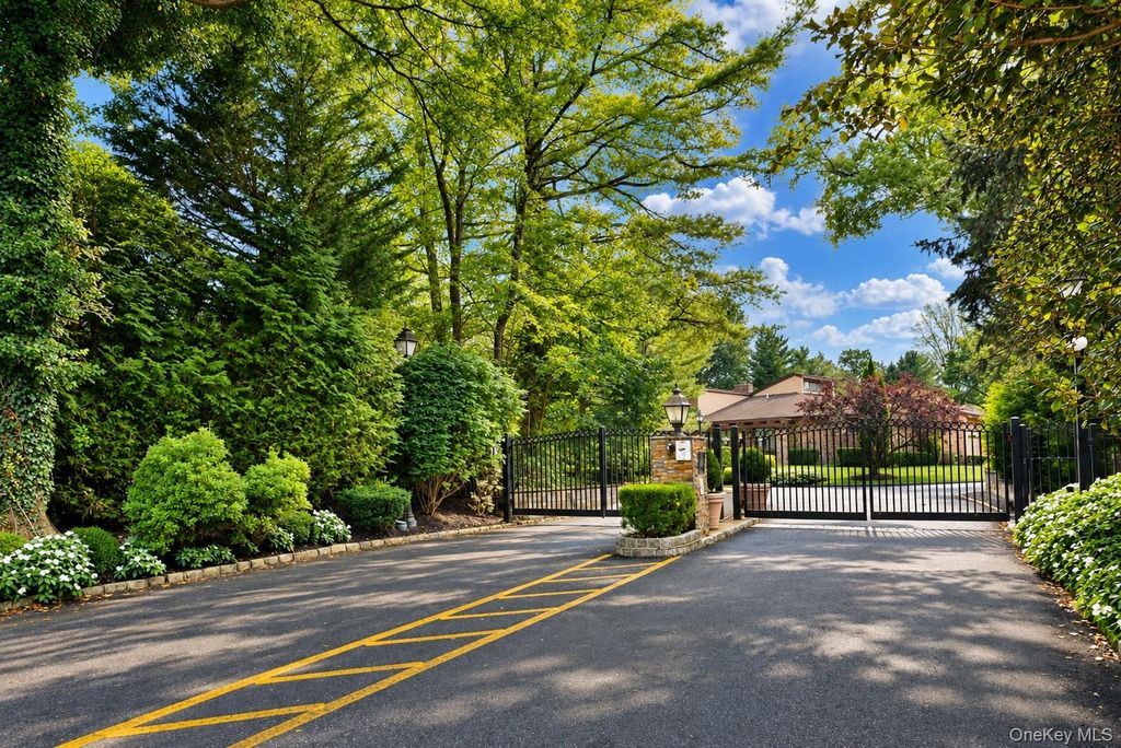 19 Woodcrest Drive, Roslyn, NY 11576 — photo 2
