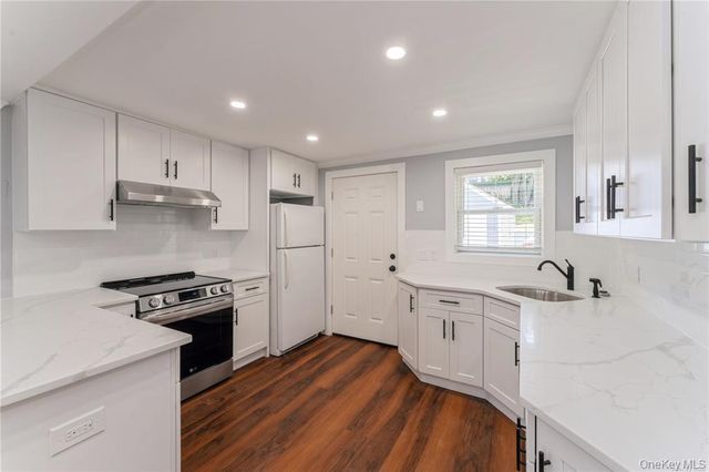 5 Carlton Avenue, Port Washington, NY 11050