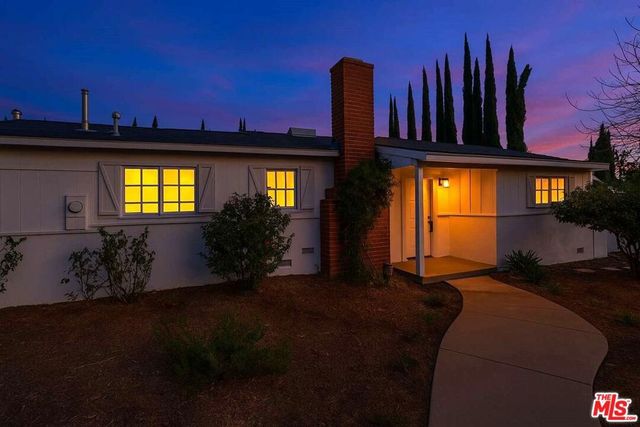 7716 Owensmouth Avenue, Canoga Park, CA 91304