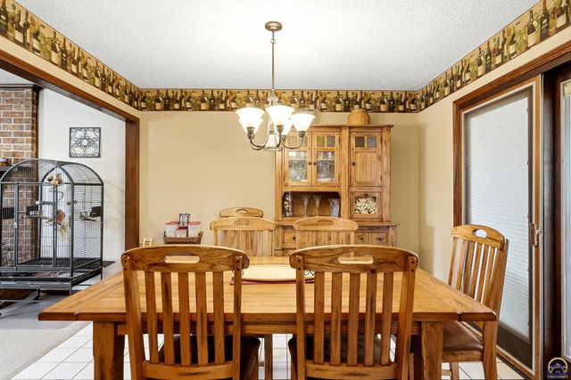 2519 SW Ashworth PL, Topeka, KS 66614
