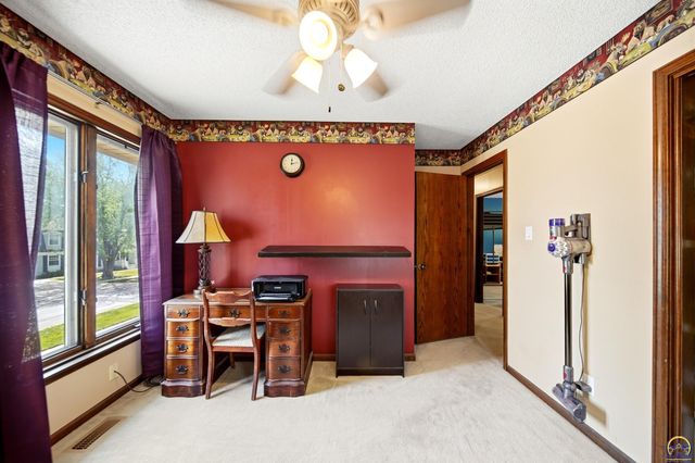 2519 SW Ashworth PL, Topeka, KS 66614