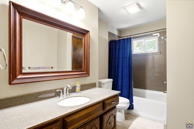 2519 SW Ashworth PL, Topeka, KS 66614