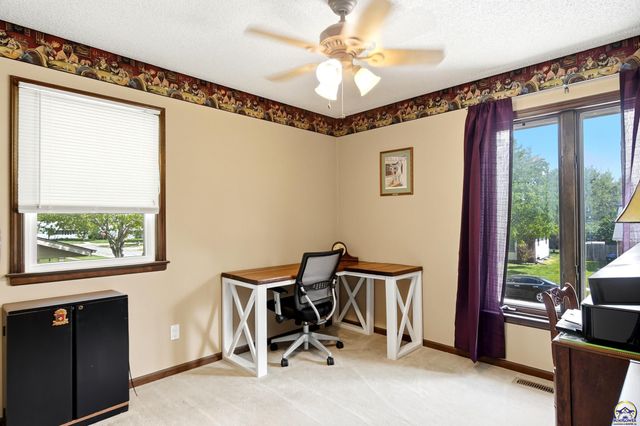 2519 SW Ashworth PL, Topeka, KS 66614
