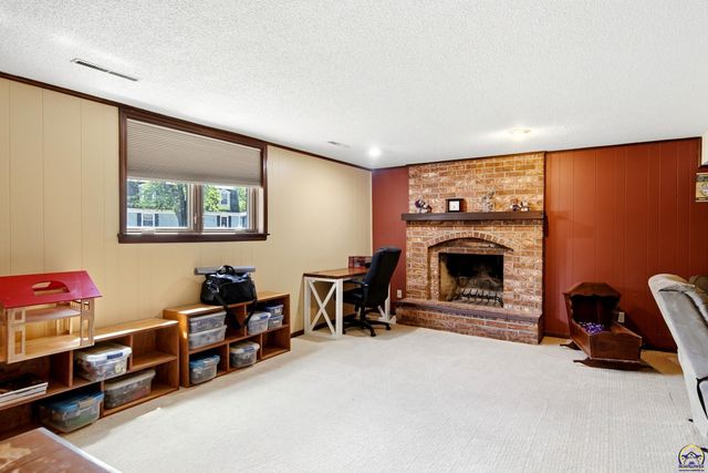 2519 SW Ashworth PL, Topeka, KS 66614