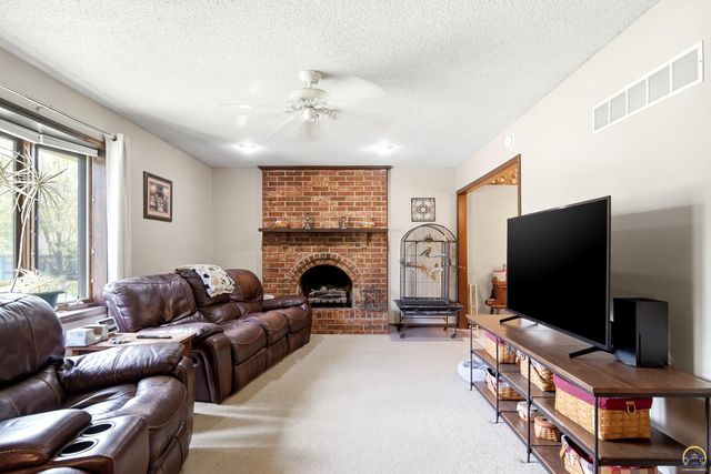 2519 SW Ashworth PL, Topeka, KS 66614