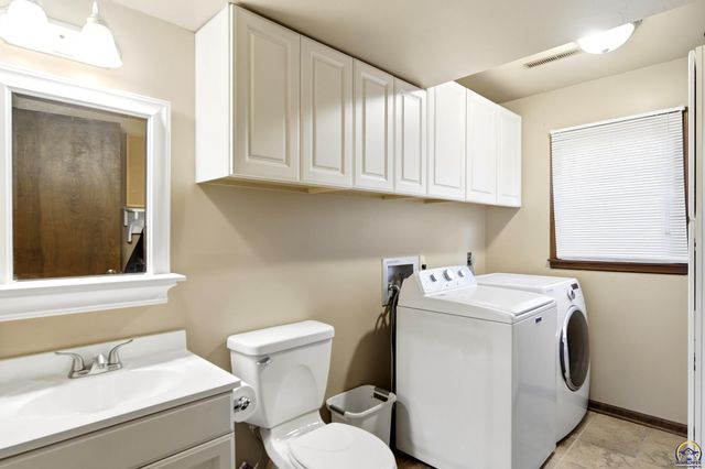 2519 SW Ashworth PL, Topeka, KS 66614