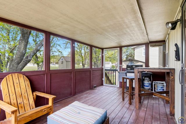 2519 SW Ashworth PL, Topeka, KS 66614