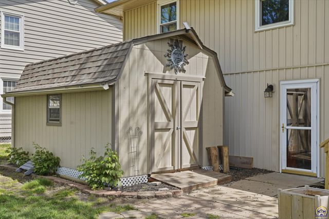 2519 SW Ashworth PL, Topeka, KS 66614