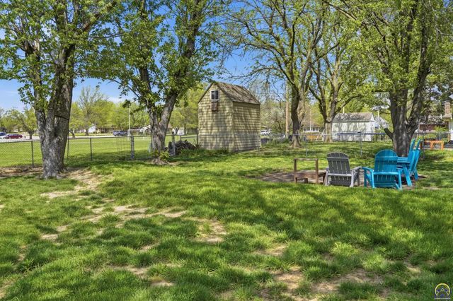 2519 SW Ashworth PL, Topeka, KS 66614