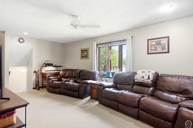 2519 SW Ashworth PL, Topeka, KS 66614