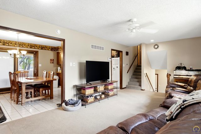 2519 SW Ashworth PL, Topeka, KS 66614