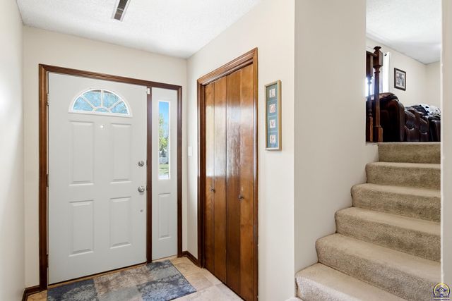 2519 SW Ashworth PL, Topeka, KS 66614