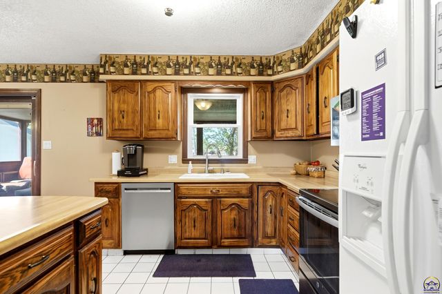2519 SW Ashworth PL, Topeka, KS 66614