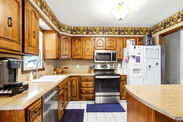 2519 SW Ashworth PL, Topeka, KS 66614