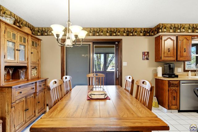 2519 SW Ashworth PL, Topeka, KS 66614