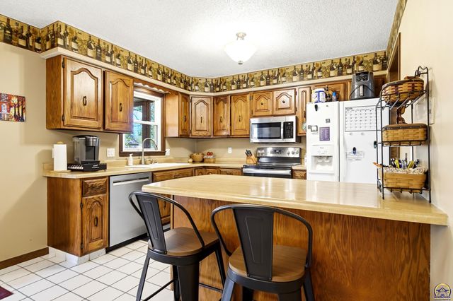 2519 SW Ashworth PL, Topeka, KS 66614
