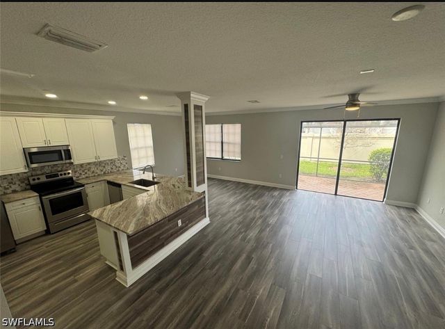 7614 Bristol CIR, Naples, FL 34120