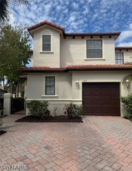 7614 Bristol CIR, Naples, FL 34120