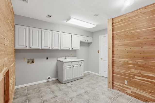 292 Phillip Dr, Pipe Creek, TX 78063