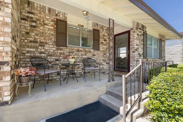 1129 Lake Dr, Kerrville, TX 78028