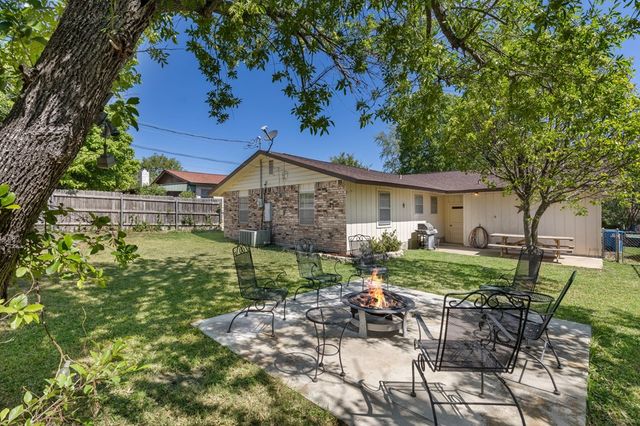 1129 Lake Dr, Kerrville, TX 78028