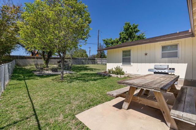1129 Lake Dr, Kerrville, TX 78028