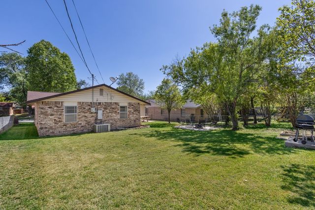 1129 Lake Dr, Kerrville, TX 78028