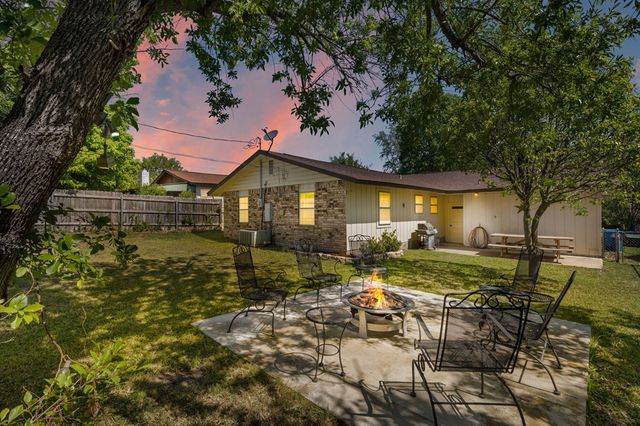 1129 Lake Dr, Kerrville, TX 78028