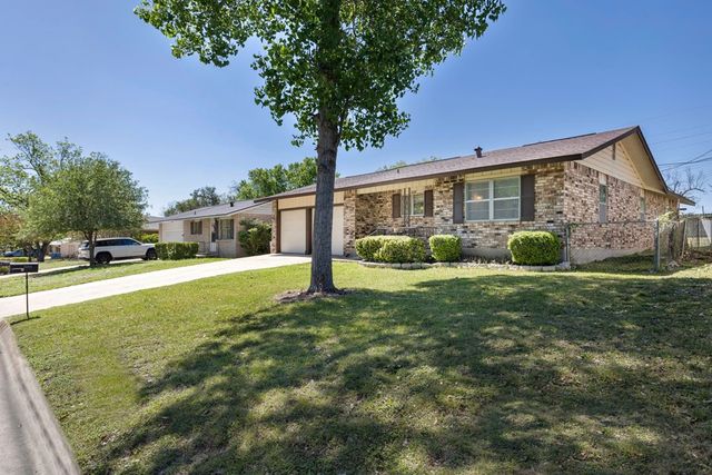 1129 Lake Dr, Kerrville, TX 78028