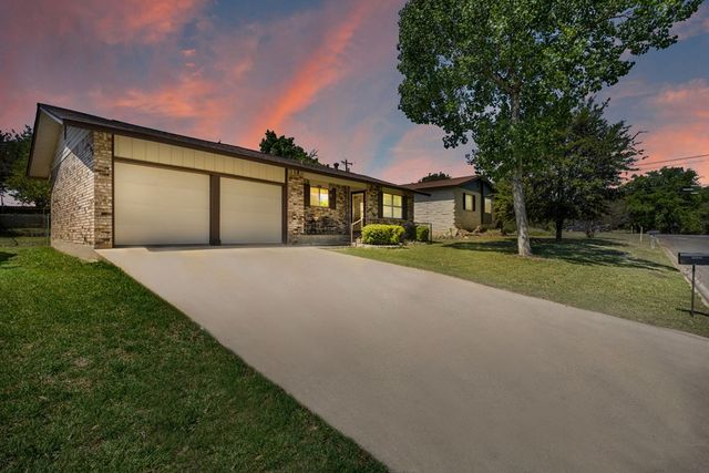 1129 Lake Dr, Kerrville, TX 78028