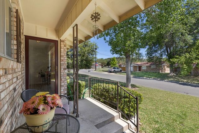 1129 Lake Dr, Kerrville, TX 78028