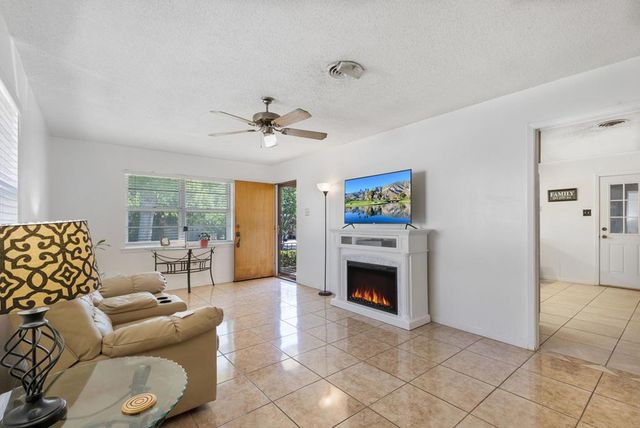 1129 Lake Dr, Kerrville, TX 78028