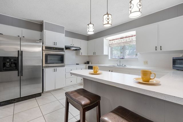 1129 Lake Dr, Kerrville, TX 78028