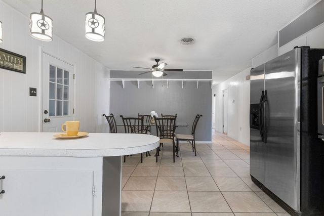 1129 Lake Dr, Kerrville, TX 78028