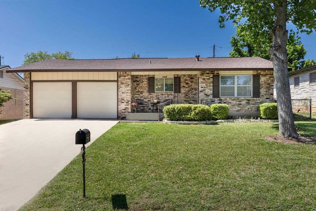 1129 Lake Dr, Kerrville, TX 78028