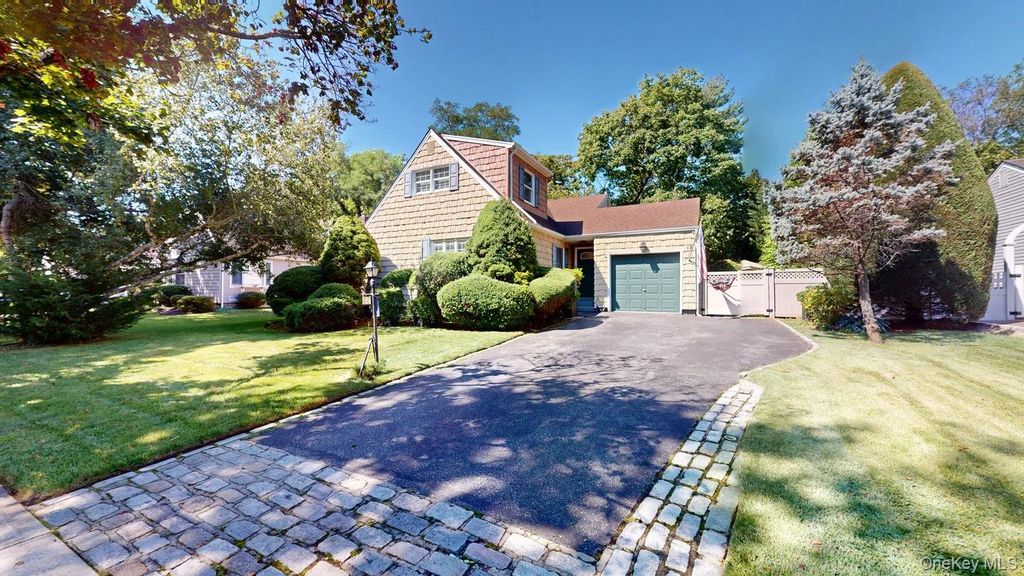 18 W GAYLORE Drive, Amityville, NY 11701 — exterior