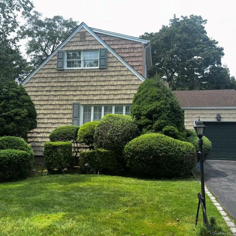 18 W GAYLORE Drive, Amityville, NY 11701 — photo 2