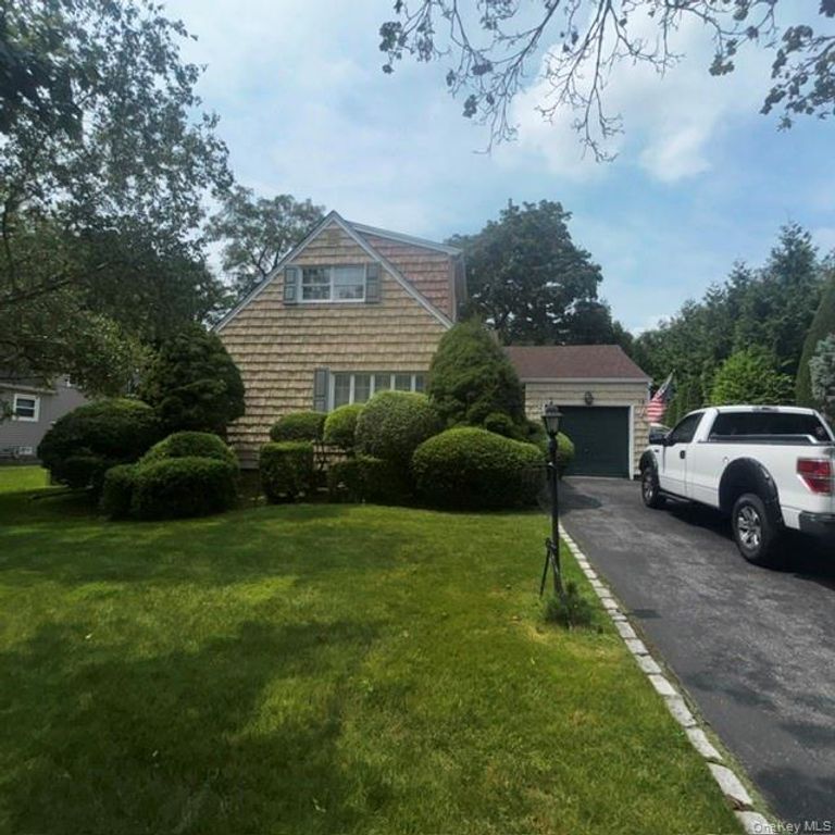 18 W GAYLORE Drive, Amityville, NY 11701 — photo 3