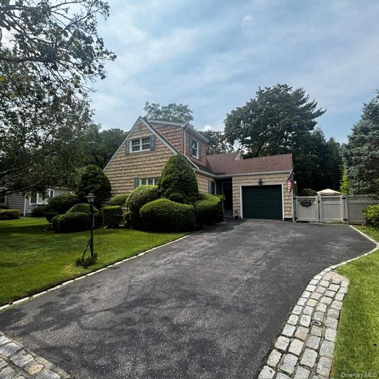 18 W GAYLORE Drive, Amityville, NY 11701 — photo 4