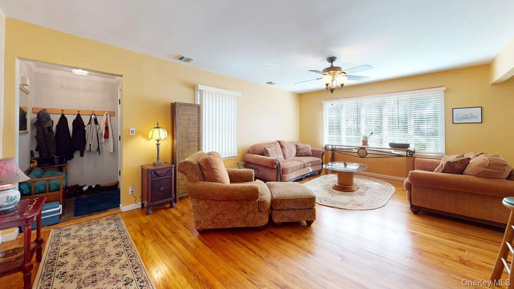 18 W GAYLORE Drive, Amityville, NY 11701 — photo 5