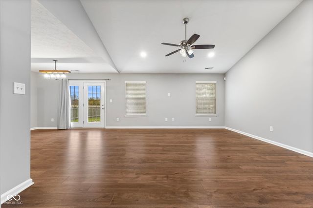 1811 N Creekwater Pass, Greenfield, IN 46140