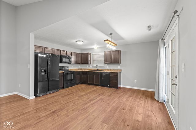 1811 N Creekwater Pass, Greenfield, IN 46140