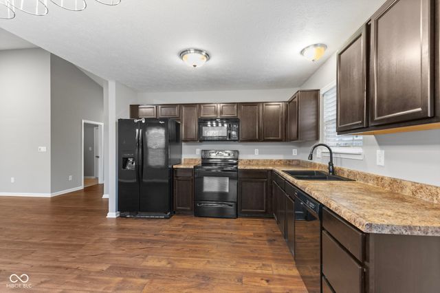 1811 N Creekwater Pass, Greenfield, IN 46140