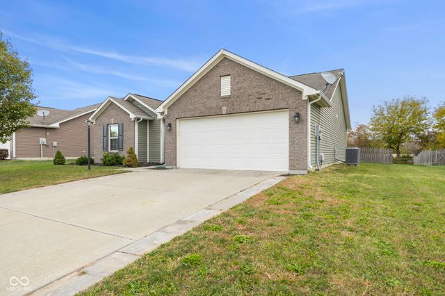 1811 N Creekwater Pass, Greenfield, IN 46140