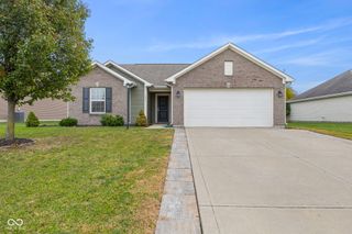 1811 N Creekwater Pass, Greenfield, IN 46140