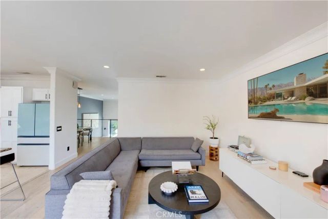 7330 De Soto, Canoga Park, CA 91303