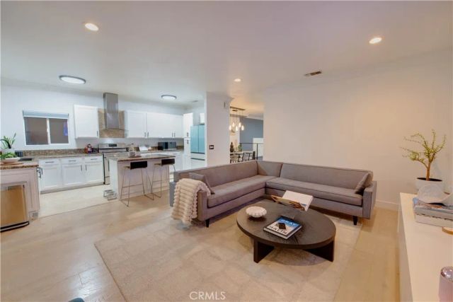 7330 De Soto, Canoga Park, CA 91303